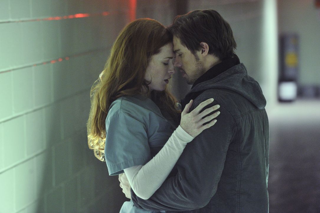 Alex (Bridget Regan, l.) kann es nicht fassen, als plötzlich Vincent (Jay Ryan, r.), ihr totgeglaubter Verlobter, vor ihr steht ... - Bildquelle: 2012 The CW Network. All Rights Reserved.