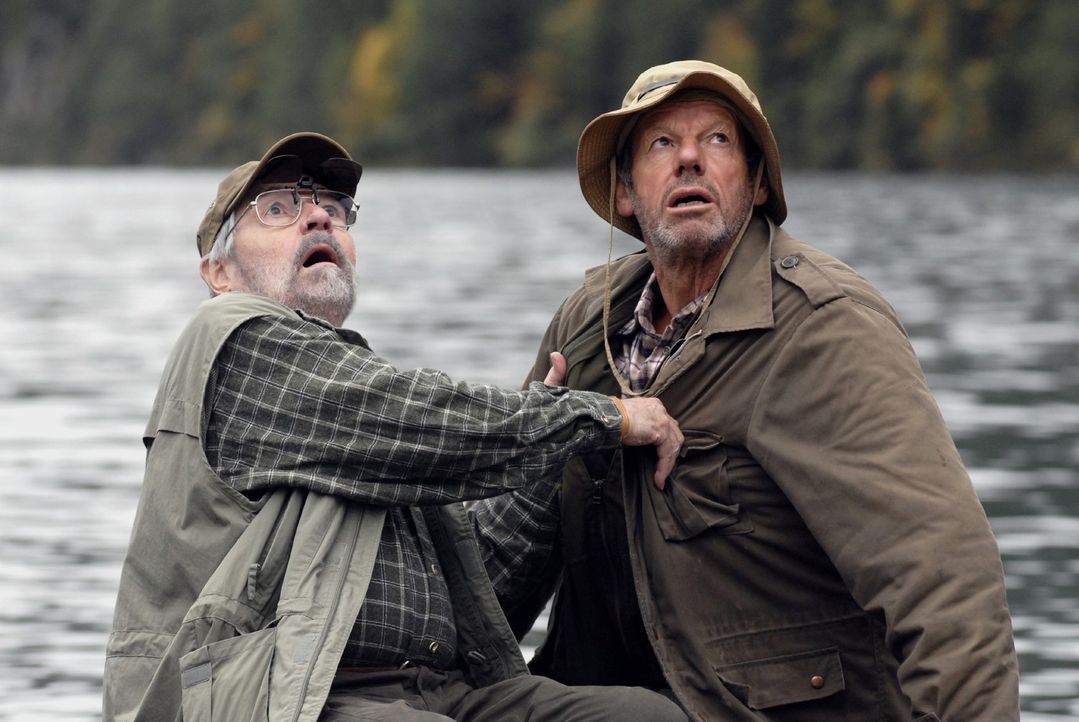 Die beiden Angler (Jannes Schlunk und Norbert Jank) trauen ihren Augen kaum, als sie plötzlich das berühmte Ungeheuer von Loch Ness vor sich sehen... - Bildquelle: Sat.1