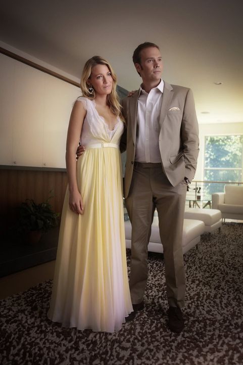 Wer ist der unbekannte Fremde (Barry Watson, l.) an Serenas (Blake Lively, r.) Seite? - Bildquelle: Warner Brothers