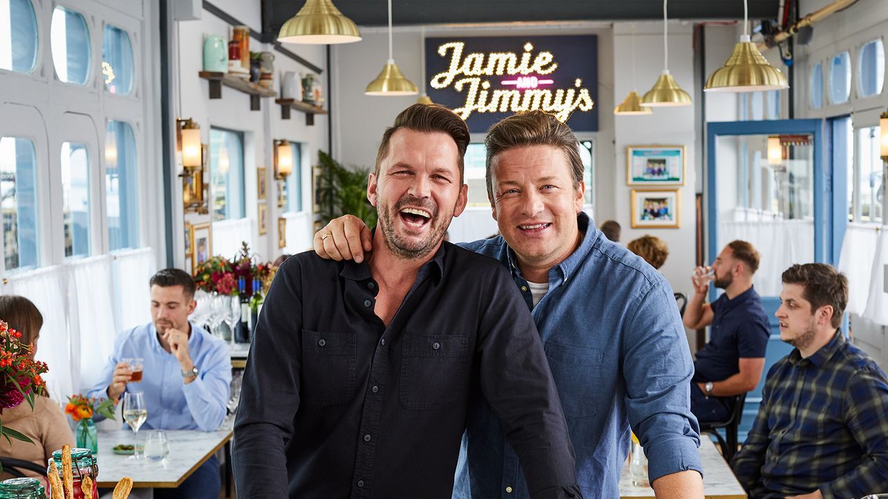 (8. Staffel) - Jimmy Doherty (l.); Jamie Oliver (r.) - Bildquelle: 2019 Jamie Oliver Enterprises ltd.