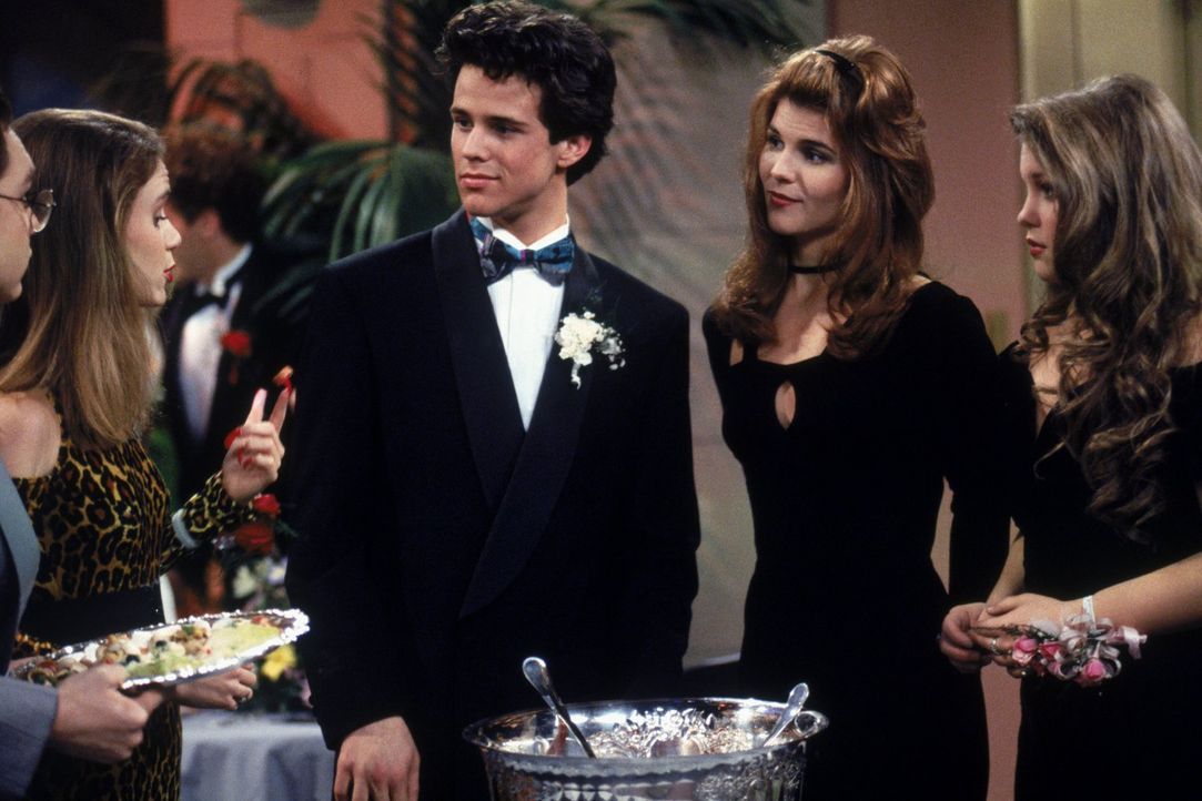 Der Abschlussball gerät nach der Wahl des Ballkönigpaars aus den Fugen. Kann Becky (Lori Loughlin, 2.v.r.) die junge Meute, Kimmy (Andrea Barber, l.... - Bildquelle: Warner Brothers Inc.
