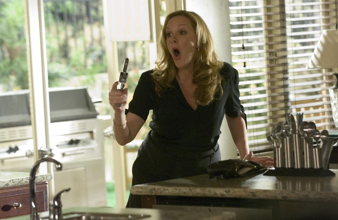 Celia (Elizabeth Perkins) ist wütend, doch wird sie wirklich schießen? - Bildquelle: Lions Gate Television