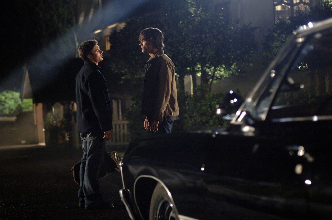 Um den Hakenmann zu besiegen, müssen Sam (Jared Padalecki, r.) und Dean (Jensen Ackles, l.) die Knochen des Geistes finden und vernichten. Es gibt d... - Bildquelle: Warner Bros. Television