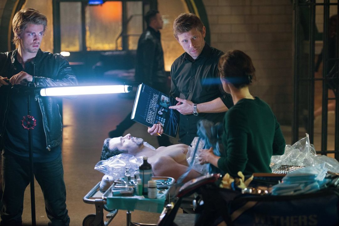 Als der Gründer Jedikiahs (Mark Pellegrino, 2.v.r.) Versteck aufspürt, müssen Jedikiah, Marla (Sarah Clarke, r.) und John (Luke Mitchell, l.) Rogers... - Bildquelle: Warner Bros. Entertainment, Inc