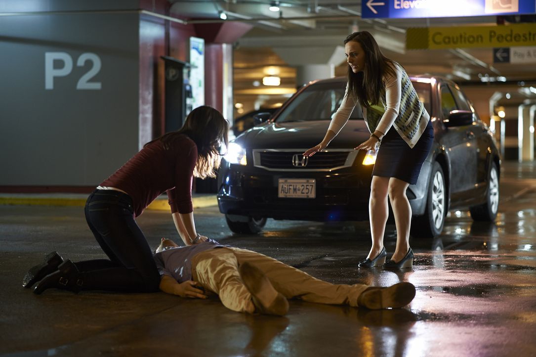 Als Alex (Erica Durance, l.) das Krankenheus verlässt, wird sie Zeugin eines schrecklichen Unfalls, verursacht von Denise (Georgina Reilly, r.) ... - Bildquelle: 2013  Hope Zee Two Inc.