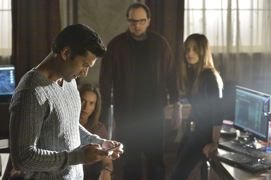 Cat (Kristin Kreuk, r.), Tess (Nina Lisandrello, 2.v.l.), Gabe (Sendhil Ramamurthy, l.) und J.T. (Austin Basis, 2.v.r.) machen sich auf die Suche na... - Bildquelle: 2013 The CW Network, LLC. All rights reserved.