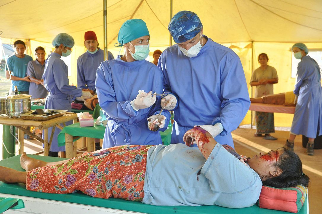 Kaum im Camp angekommen, muss Sophie (Alexandra Neldel, l.) erkennen, dass Dr. Kreusler (Hannes Jaenicke, r.) ein genialer Chirurg ist und trotz sei... - Bildquelle: Aki Pfeiffer SAT.1