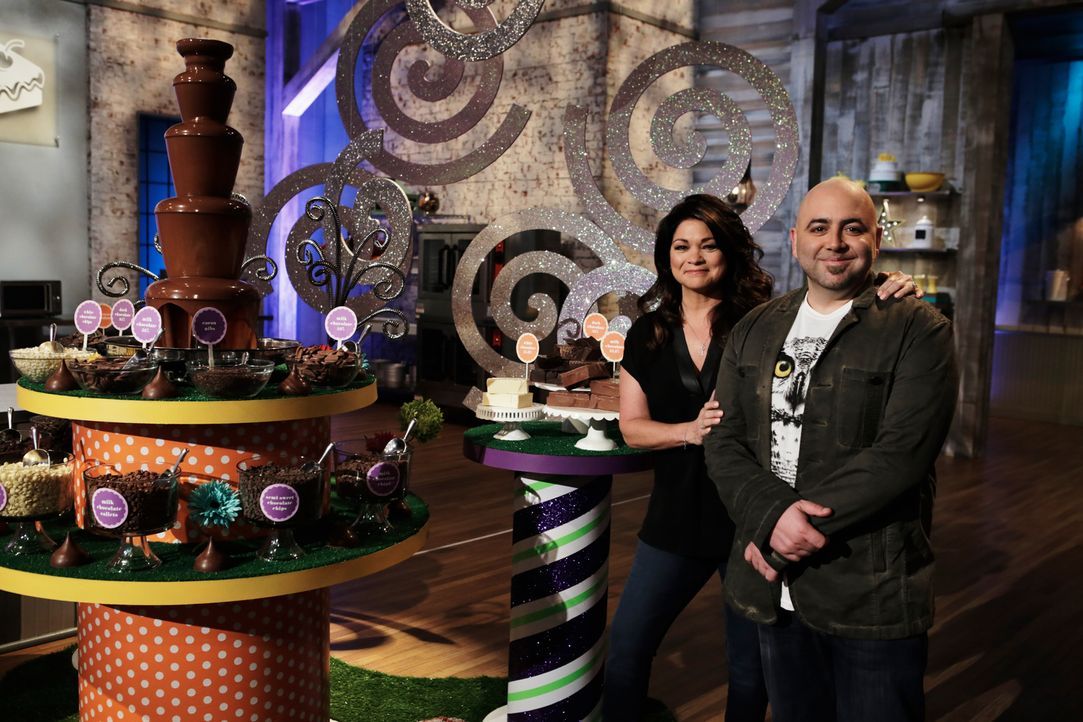 Diese Woche wird es heiß bei Valerie Bertinelli (l.) und Duff Goldman (r.), denn die verbliebenen Bäcker sollen ihre Schokoladenkreationen mit Chili... - Bildquelle: Adam Rose 2015, Television Food Network, G.P.  All Rights Reserved.