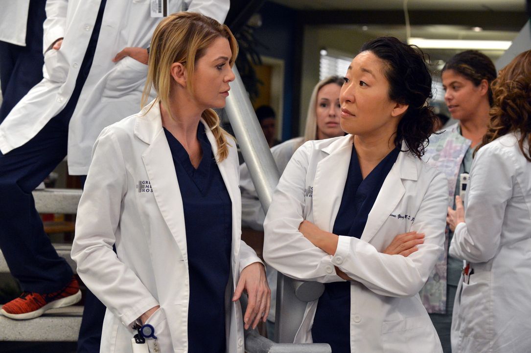 Können die neue Anti-Beziehungs-Politik im Krankenhaus nicht verstehen: Meredith (Ellen Pompeo, l.) und Cristina (Sandra Oh, r.) ... - Bildquelle: ABC Studios