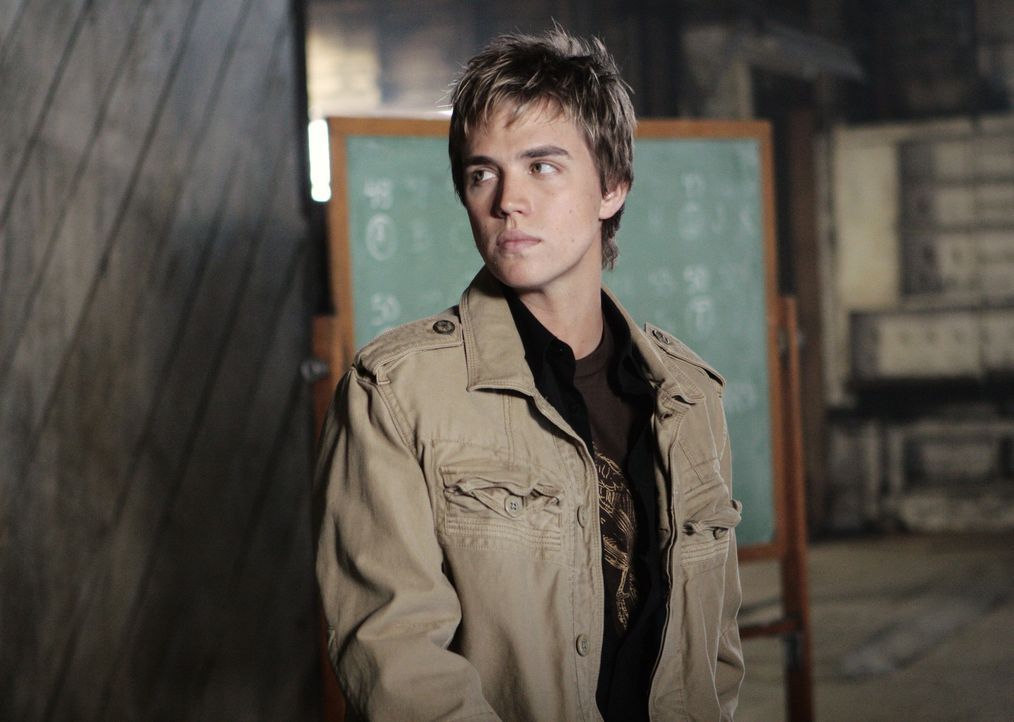 Das Risiko ist groß, doch Declan (Chris Olivero) will seinem Freund unbedingt helfen. Gemeinsam dringen sie in das Gebäude von Madacorp ein ... - Bildquelle: TOUCHSTONE TELEVISION