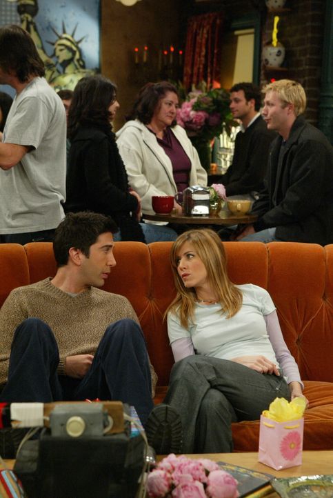 Sind traurig über Chandlers und Monicas Entscheidung: Ross (David Schwimmer, l.) und Rachel (Jennifer Aniston, r.) ... - Bildquelle: 2003 Warner Brothers International Television