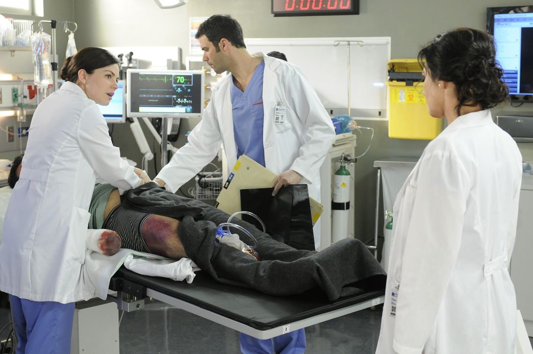 Zusammen mit Dr. Zachary Miller (Benjamin Ayres, M.) soll Alex (Erica Durance, l.) eine äußerst komplizierte Operation durchführen. Kann sie Dr. Dan... - Bildquelle: 2012  Hope Zee One Inc.