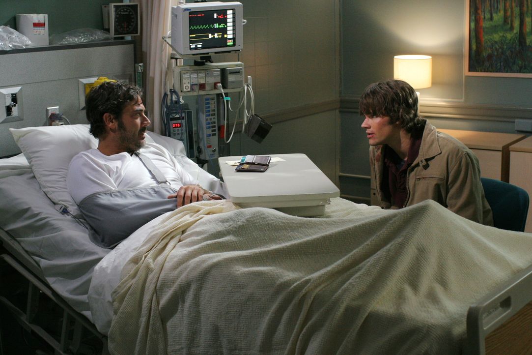 Sam (Jared Padalecki, r.) besucht seinen Vater John (Jeffrey Dean Morgan, l.) im Krankenhaus, der dort seit einem Unfall mit einem Dämon liegt ... - Bildquelle: Warner Bros. Television