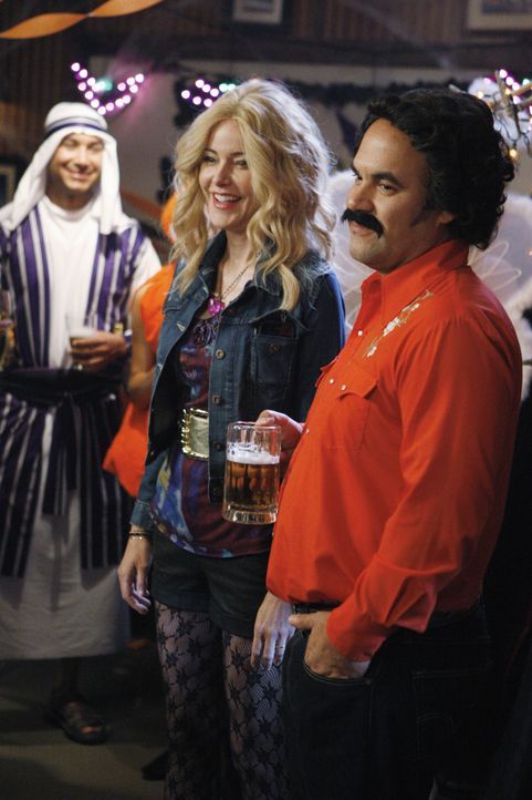 In Cougar Town gibt es immer was zu feiern: Ellie (Christa Miller, l.) und Andy (Ian Gomez, r.) ... - Bildquelle: 2010 ABC INC.