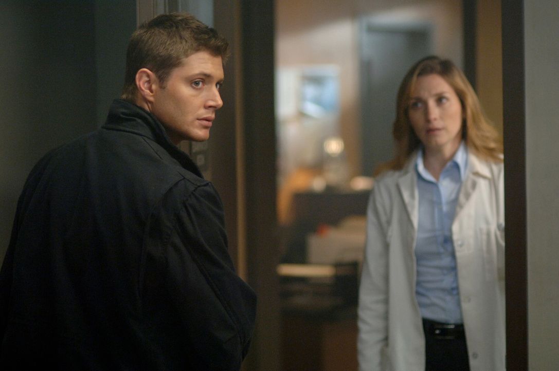 Dean (Jensen Ackles, l.) sucht sofort Dr. Amanda Lee (Kate Jennings Grant, r.) auf, damit die Ärztin eine verletzte Frau untersuchen kann  ... - Bildquelle: Warner Bros. Television