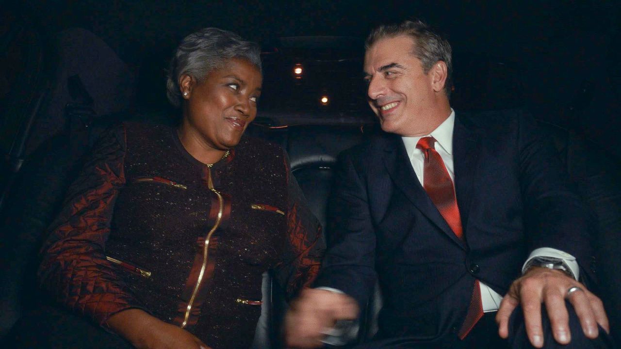 Peter (Chris Noth, r.) nutzt eine Firmenfeier, um auch mit der politischen Strategin Donna Brazile (Donna Brazile, l.) ins Gespräch zu kommen ... - Bildquelle: 2013 CBS Broadcasting Inc. All Rights Reserved.