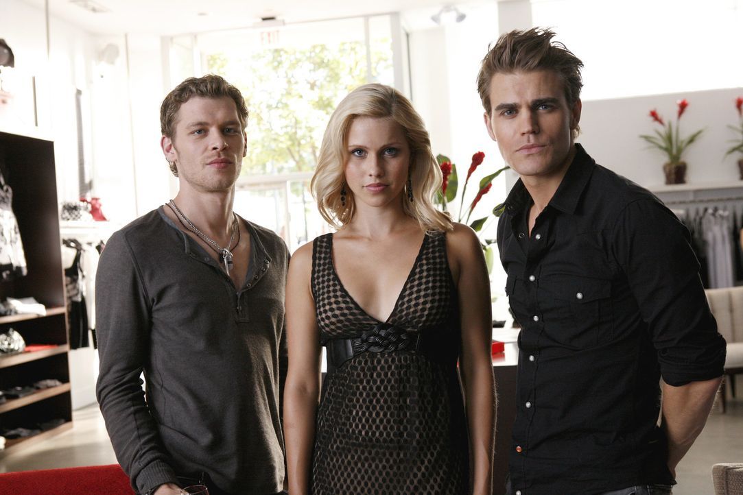 Nachdem Rebekah (Claire Holt, M.) wieder zum Leben erweckt wurde, zeigen Ihr Stefan (Paul Wesley, r.) und Klaus (Joseph Morgan, l.), was die Frau vo... - Bildquelle: 2011 THE CW NETWORK, LLC. ALL RIGHTS RESERVED.