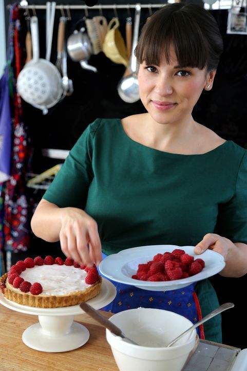 Wieder in London backt Rachel einen Preiselbeer-Himbeer-Marzipan-Kuchen ... - Bildquelle: Richard Hall BBC 2014