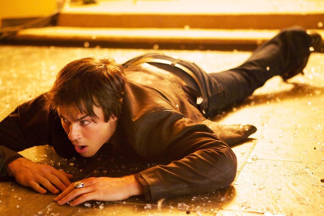 Damon (Ian Somerhalder) begibt sich auf die Spuren des Vampirjägers und erfährt ganz nebenbei wichtige Neuigkeiten ... - Bildquelle: Warner Brothers