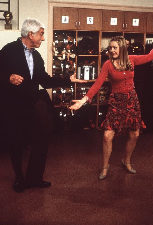 Duke (Dick Van Dyke, l.) und Sabrina (Melissa Joan Hart, r.) legen eine flotte Sohle aufs Parkett ... - Bildquelle: Paramount Pictures