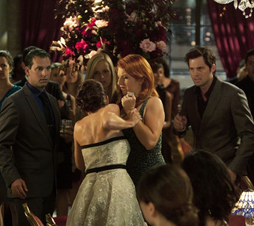 Während einer Party beschuldigt Gemma (Tara Summers, 2.v.r.) ihren Mann Henry (Kristoffer Polaha, r.) vor allen Gästen, sie betrogen zu haben. - Bildquelle: 2011 THE CW NETWORK, LLC. ALL RIGHTS RESERVED
