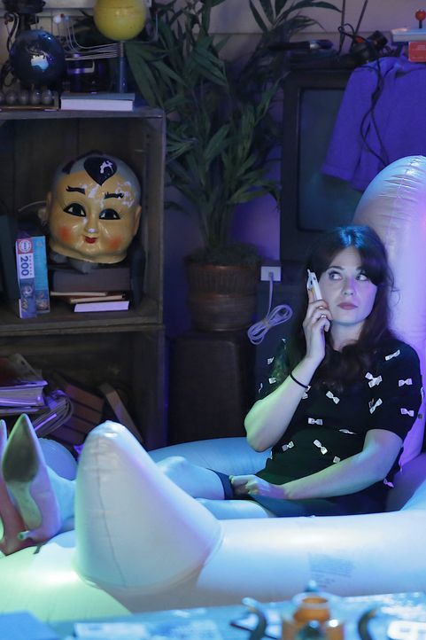 Ist es wirklich eine gute Idee, dass Jess (Zooey Deschanel) per Dating-App nach einem Mann sucht? - Bildquelle: 2014 Twentieth Century Fox Film Corporation. All rights reserved.
