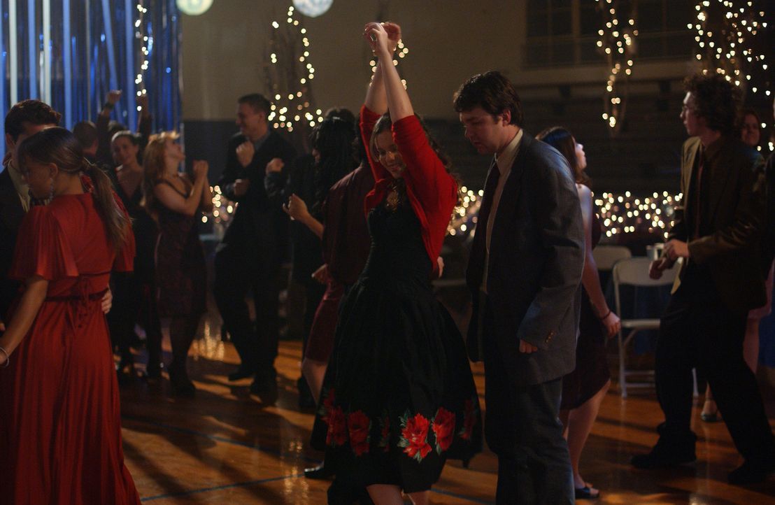 Gott bittet Joan (Amber Tamblyn, Mitte l.), mit ihrem Mitschüler Steve Ramsey (Fred Koehler, Mitte r.) auf den Halbjahresball zu gehen. Er ist ein... - Bildquelle: Sony Pictures Television