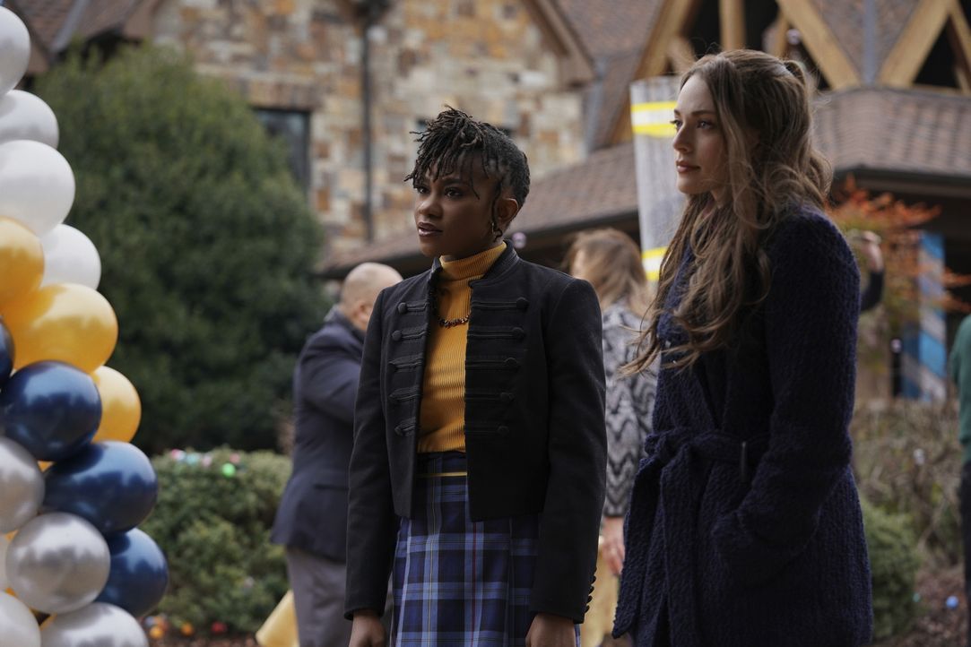Cleo (Omono Okojie, l.); Hope Mikaelson (Danielle Rose Russell, r.) - Bildquelle: 2021 The CW Network, LLC. All rights reserved.