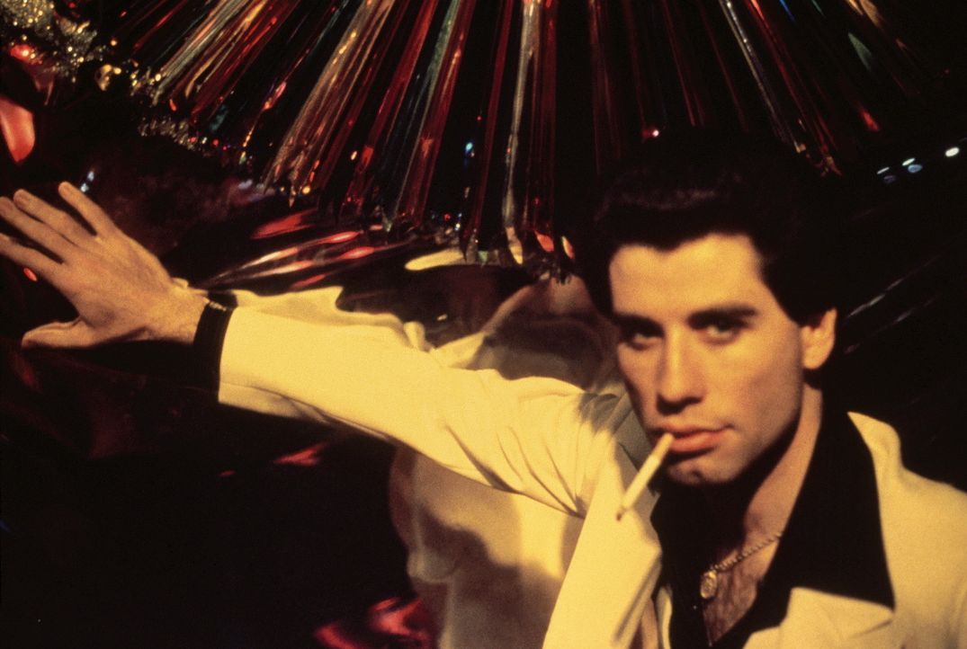 Samstagnacht wird der neunzehnjährige Tony Manero (John Travolta) in der Welt glitzernder Lichter und Stroboscop-Blitze zum König der Tanzfläche. - Bildquelle: Paramount Pictures