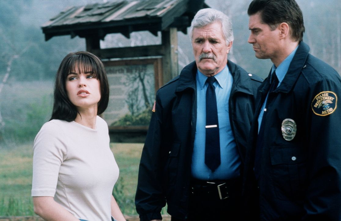 Verzweifelt bittet Linda (Ellina McCormick, l.) den Polizisten (Miles O'Keeffe, r.), ihren verschwundenen Bruder in der Wildnis zu suchen ... - Bildquelle: Miracle Entertainment