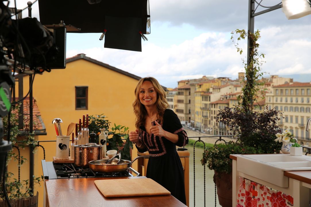 Da ihr Opa Dino De Laurentiis während des Filmdrehs zu Hannibal eine Zeit lang in Florenz gelebt hat, lässt sich Giada von den Drehorten und ihrem G... - Bildquelle: 2016,Television Food Network, G.P. All Rights Reserved