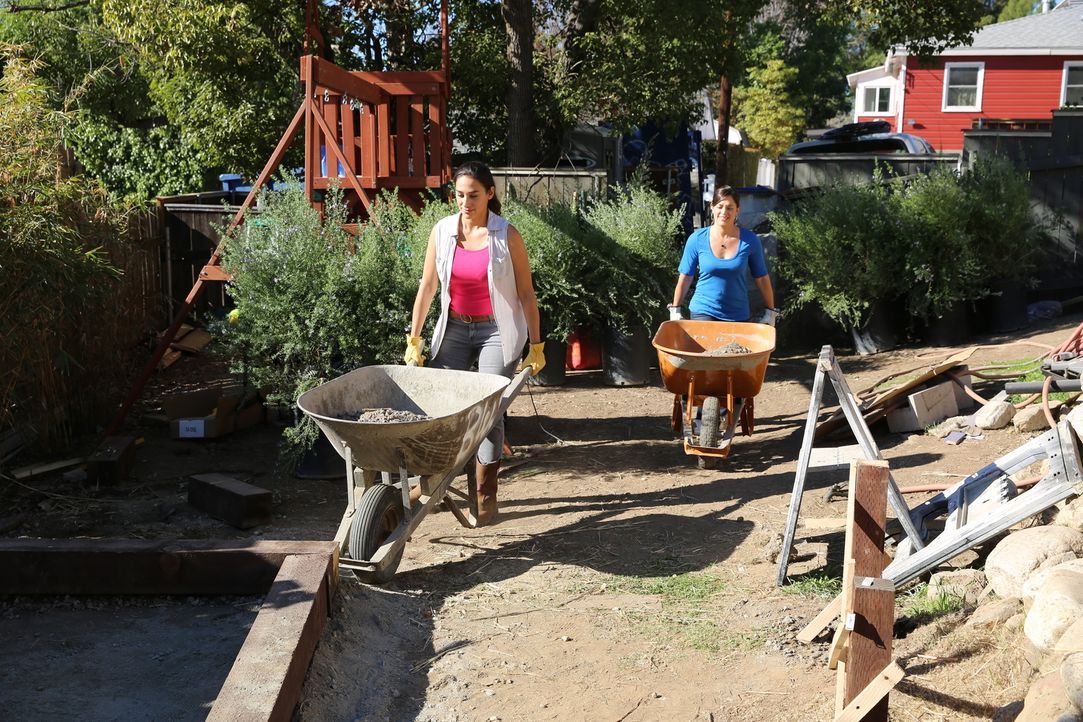 Shelly (r.) packt bei der Umgestaltung ihres Gartens mit an, denn sie kann es kaum erwarten, zu sehen, was sich Sara (l.) alles ausgedacht hat ... - Bildquelle: 2014, DIY Network/Scripps Networks, LLC. All RIghts Reserved.