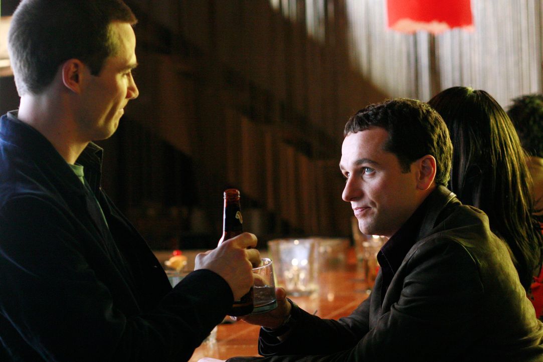 Während Kitty mit Seantor McCallister in San Diego ist, trifft Kevin (Matthew Rhys, r.) auf seinen Ex-Freund Scotty (Luke MacFarlane, l.) - mit sch... - Bildquelle: Disney - ABC International Television