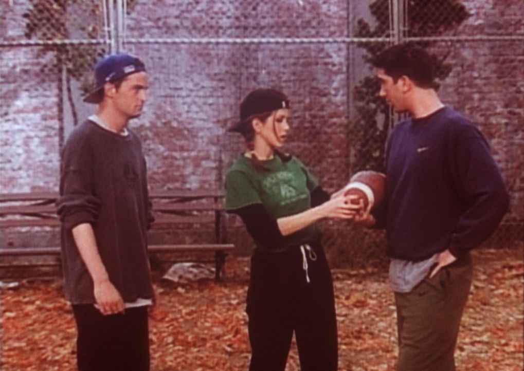 Chandler (Matthew Perry, l.), Rachel (Jennifer Aniston, M.) und Ross (David Schwimmer, r.) wollen sich endlich einmal sportlich betätigen und setze... - Bildquelle: TM+  2000 WARNER BROS.