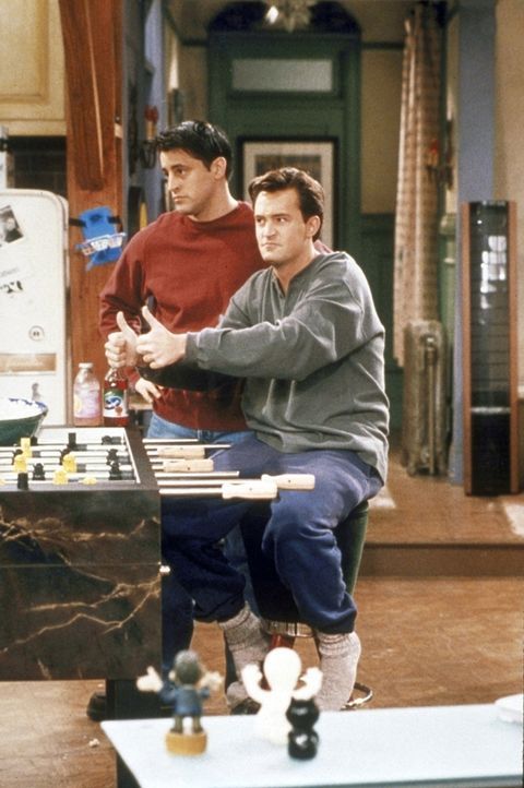 Joey (Matt LeBlanc, l.) und Chandler (Matthew Perry, r.) merken, dass sie unerwartet einen Porno-Kanal umsonst empfangen. - Bildquelle: TM+  2000 WARNER BROS.