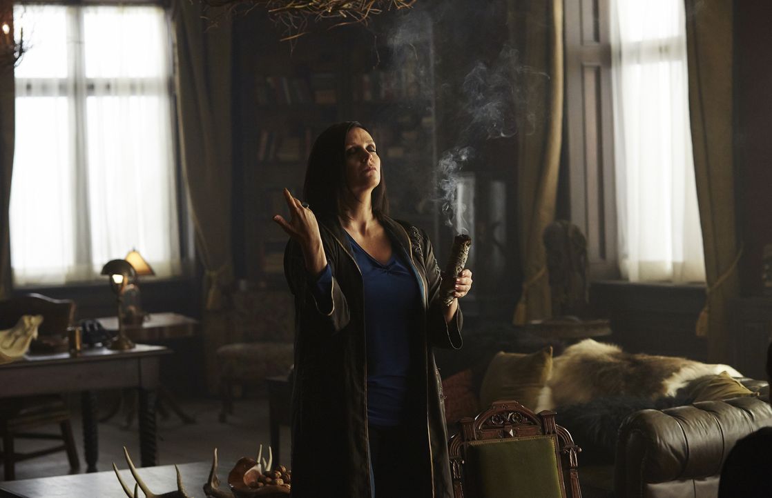 Wird Ruth (Tammy Isbell) wirklich dunkle Magie anwenden? - Bildquelle: 2015 She-Wolf Season 2 Productions Inc.