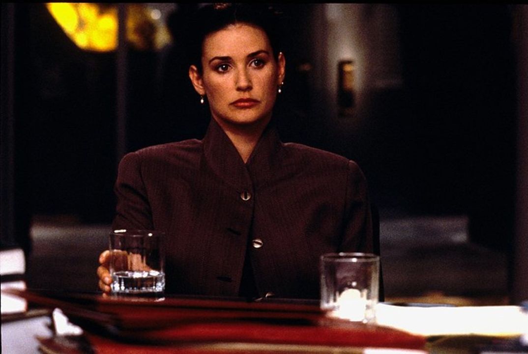 Die eiskalte und skrupellose Meredith Johnson (Demi Moore) weiß ganz genau was sie will und schreckt vor nichts zurück, um ihre Ziele zu erreichen .... - Bildquelle: 1994 Warner Bros.