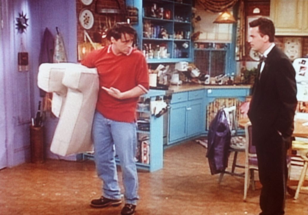 Joey (Matt LeBlanc, l.) streitet sich mit Chandler (Matthew Perry, r.) um einen Sessel. Als es zu keiner Einigung kommt, zieht Joey die Konsequenzen... - Bildquelle: TM+  2000 WARNER BROS.