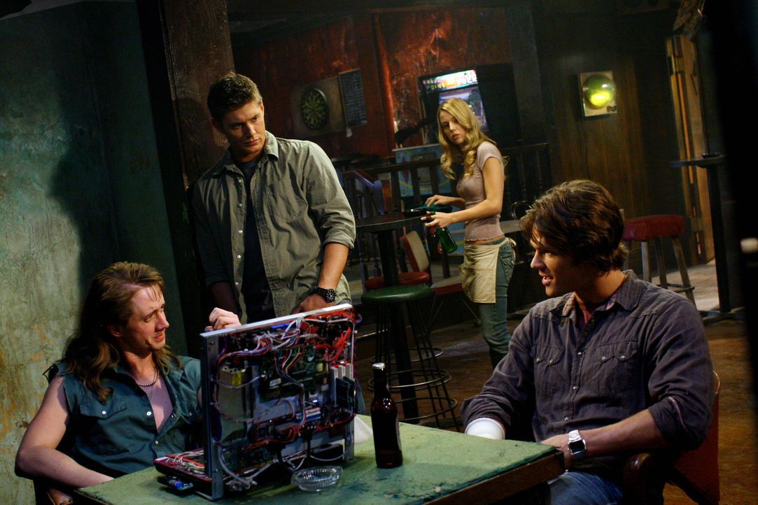 Sam (Jared Padalecki, r.) und Dean (Jensen Ackles, M.) suchen Ash (Chad Lindberg, l.) auf, damit er ihnen hilft, den Dämon zu finden. Jo (Alona Tal,... - Bildquelle: Warner Bros. Television