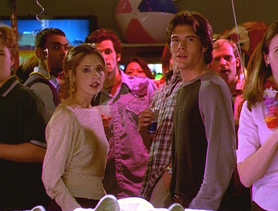 Als Buffy (Sarah Michelle Gellar, vorne l.) und Ben (Charlie Weber, vorne r.) miteinander flirten, werden sie Zeugen eines ungewöhnlichen Zwischenfa... - Bildquelle: TM +   2000 Twentieth Century Fox Film Corporation. All Rights Reserved.