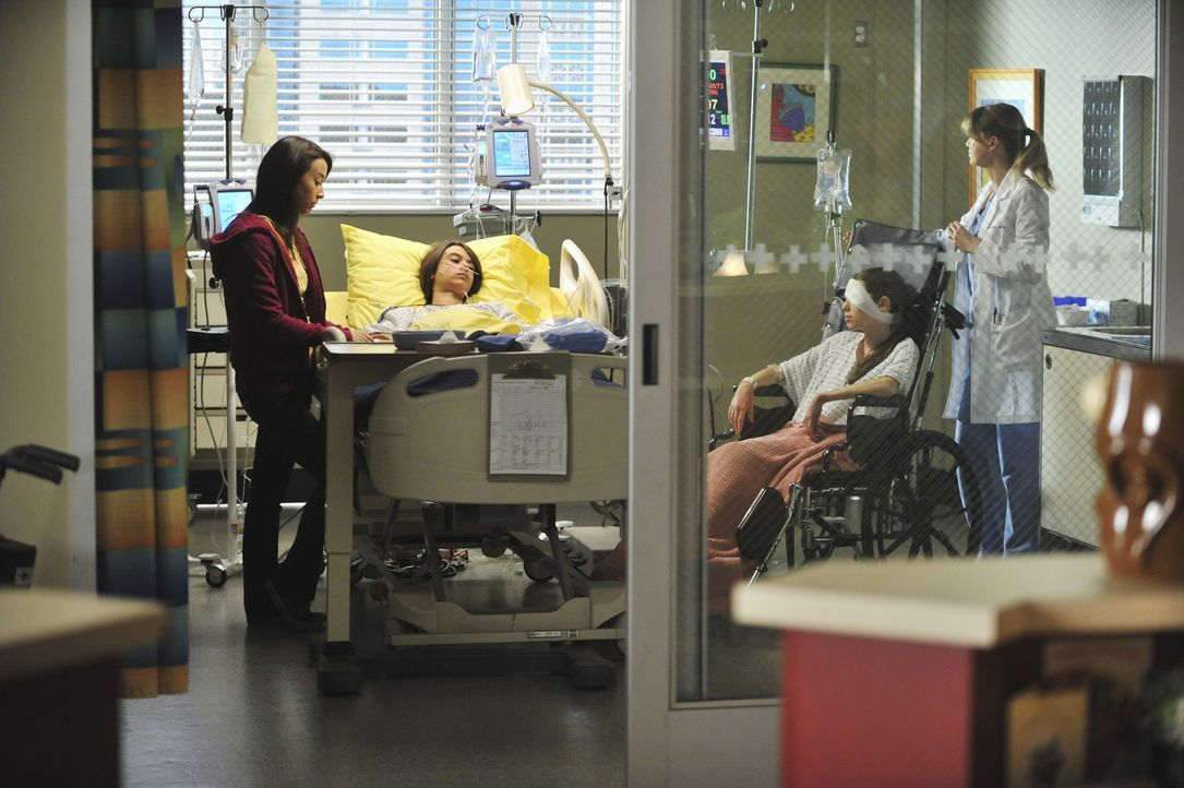 Nach dem schrecklichen Unfall versuchen Alex und Meredith (Ellen Pompeo, r.) nach Kräften, der verletzten Familie zu helfen: Lily (Stella Maeve, l.)... - Bildquelle: ABC Studios
