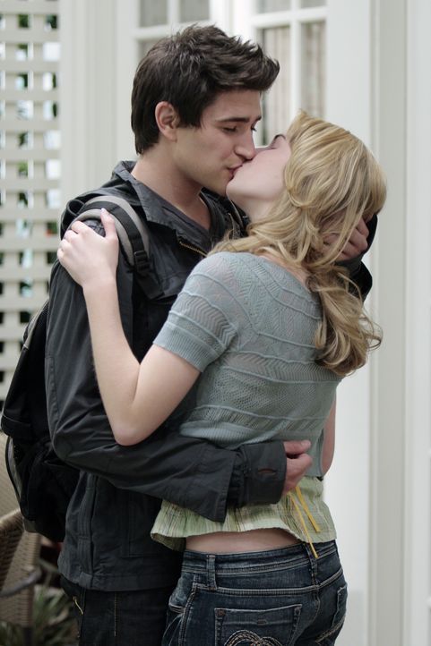 Das Warten hat ein Ende: Endlich kommt es zum ersten Kuss zwischen Kyle (Matt Dallas, l.) und Amanda (Kirsten Prout, r.) ... - Bildquelle: TOUCHSTONE TELEVISION