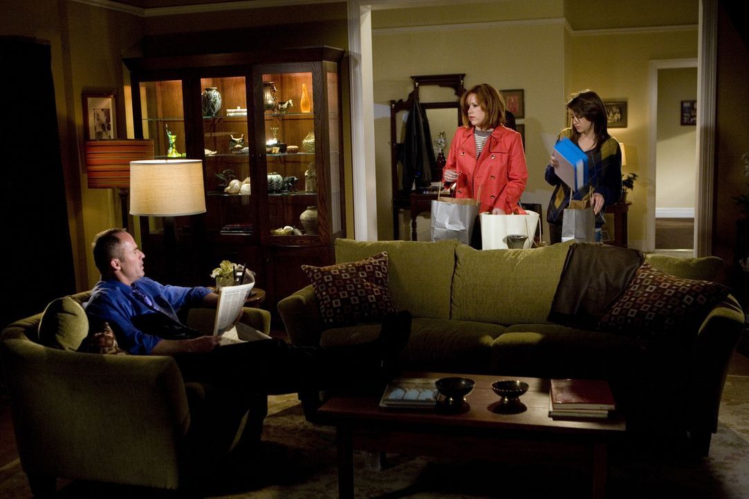 Der Teenager Amy (Shailene Woodley, r.) versteckt den immer runder werdenden Bauch geschickt, sodass die Eltern George (Mark Derwin, l.) und Anne (M... - Bildquelle: ABC Family