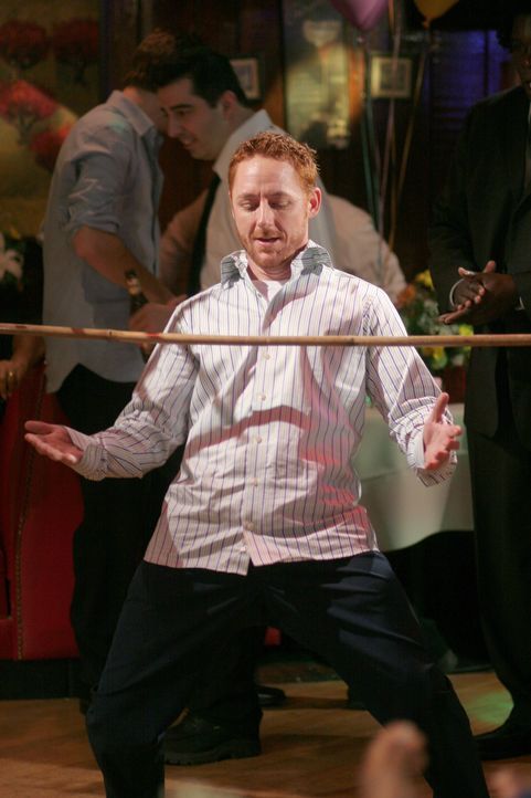 Morris (Scott Grimes) stellt sein Können beim Limbo-Tanzen unter Beweis ... - Bildquelle: Warner Bros. Television