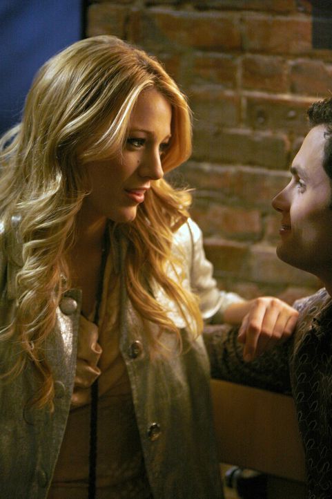 Serenas (Blake Lively, l.) dunkles Geheimnis belastet die Beziehung zu Dan (Penn Badgley, r.), doch sie kann ihm die Wahrheit nicht sagen ... - Bildquelle: Warner Bros. Television