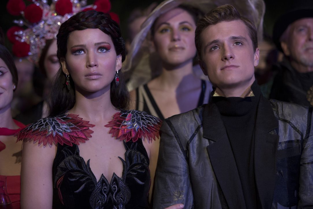 Seitdem Katniss (Jennifer Lawrence, l.) und Peeta (Josh Hutcherson, r.) die Spiele entgegen der Regeln des Kapitols gemeinsam gewonnen haben, stehen... - Bildquelle: Studiocanal GmbH