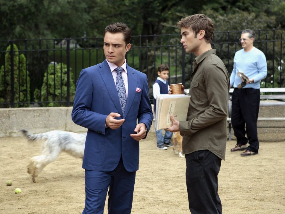 Nate (Chace Crawford, r.) ringt sich dazu durch, Charlie dabei zu helfen, Lilys Safe zu knacken, um an private Unterlagen heranzukommen, während Chu... - Bildquelle: Warner Bros. Television
