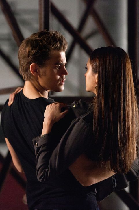 Ahnt Stefan (Paul Wesley, l.), dass Elena (Nina Dobrev, r.) versucht, ihn in eine Falle zu locken? - Bildquelle: Warner Bros. Television