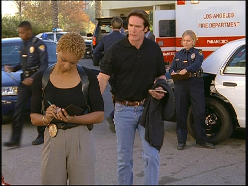 Die Polizistin Cheryl (Monique Edwards, l.) verpasst ihrem Kollegen Steve (Barry Van Dyke, r.) einen Strafzettel. - Bildquelle: Viacom