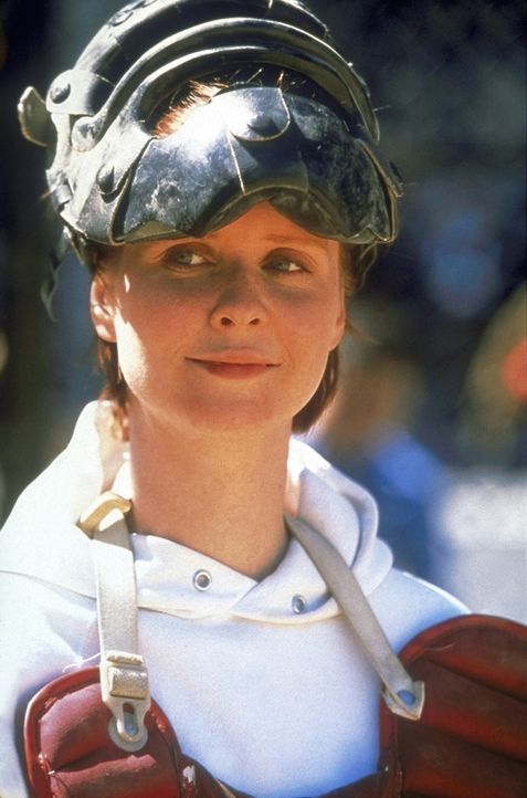 Miranda (Cynthia Nixon) lässt ihre Wut beim Baseball heraus. - Bildquelle: Craig Blankenhorn 1998 HBO